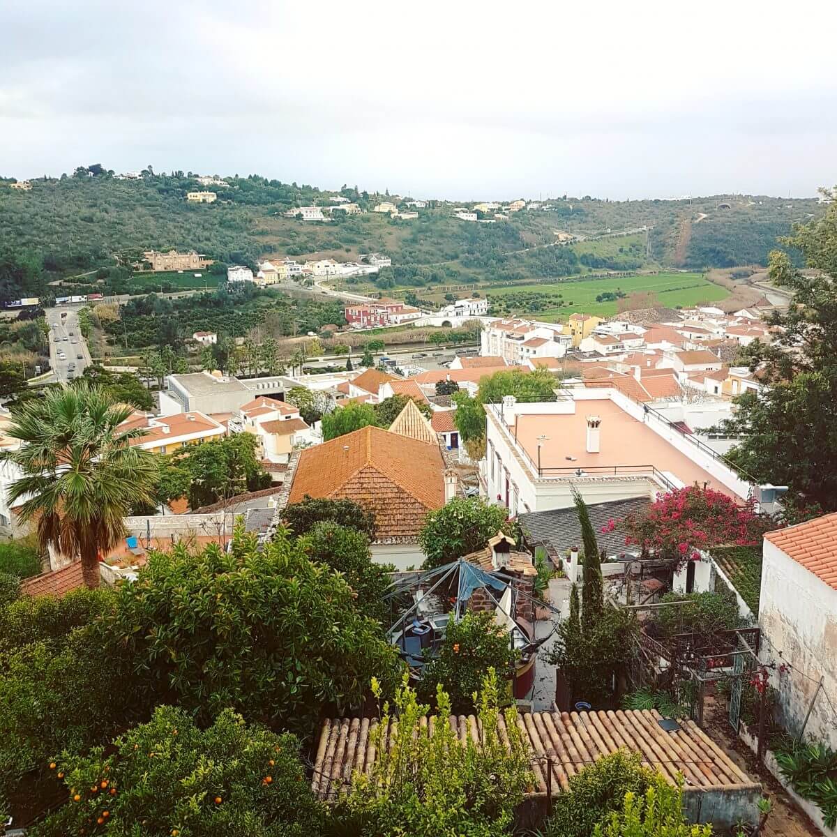 Algarve met kids: het binnenland in naar schilderachtige dorpje Silves met indrukwekkend fort, uitje Portugal met kinderen