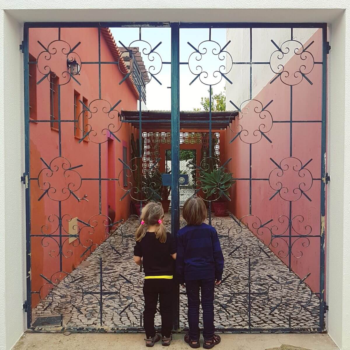 Algarve met kids: het binnenland in naar schilderachtige dorpje Silves met indrukwekkend fort, uitje Portugal met kinderen