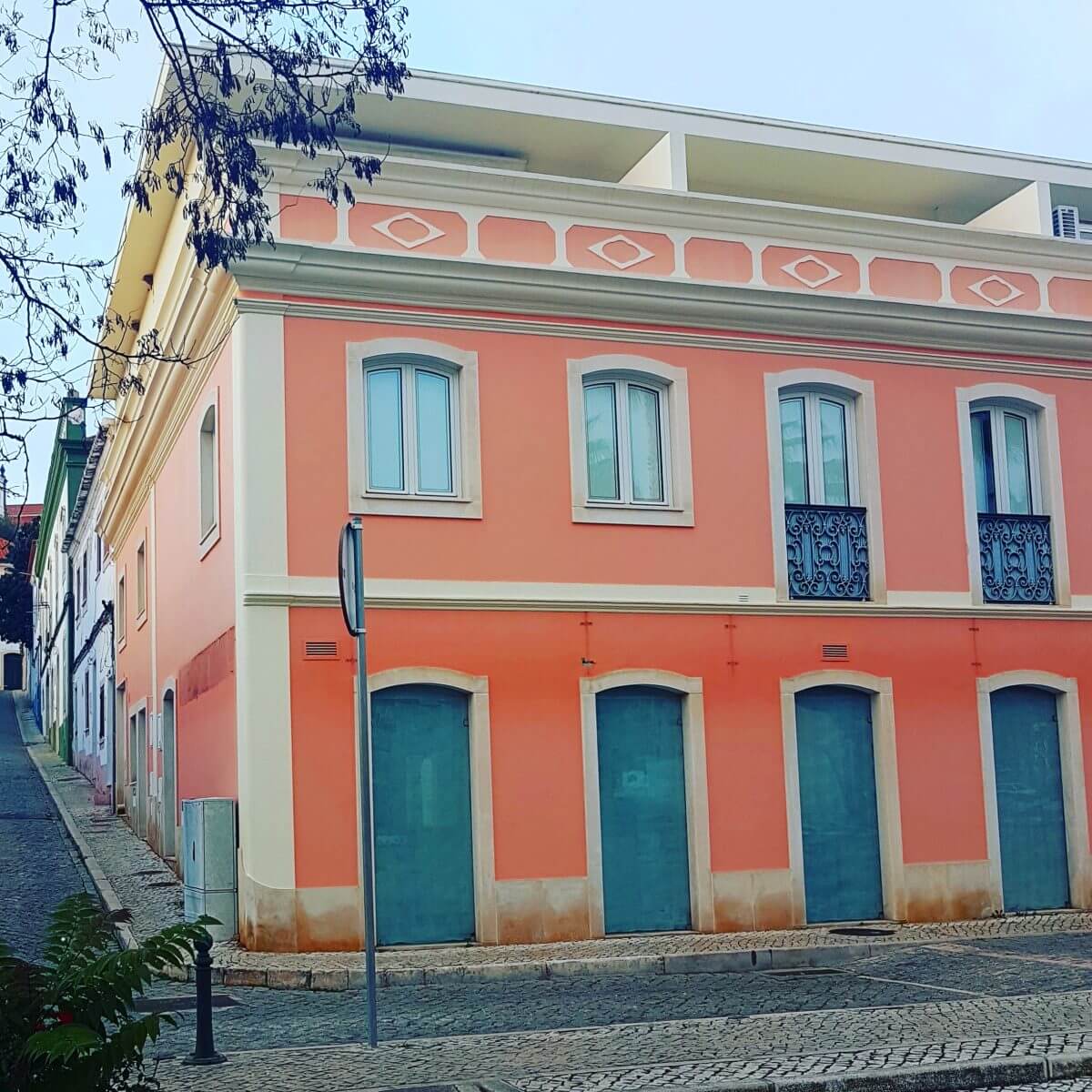 Algarve met kids: het binnenland in naar schilderachtige dorpje Silves met indrukwekkend fort, uitje Portugal met kinderen