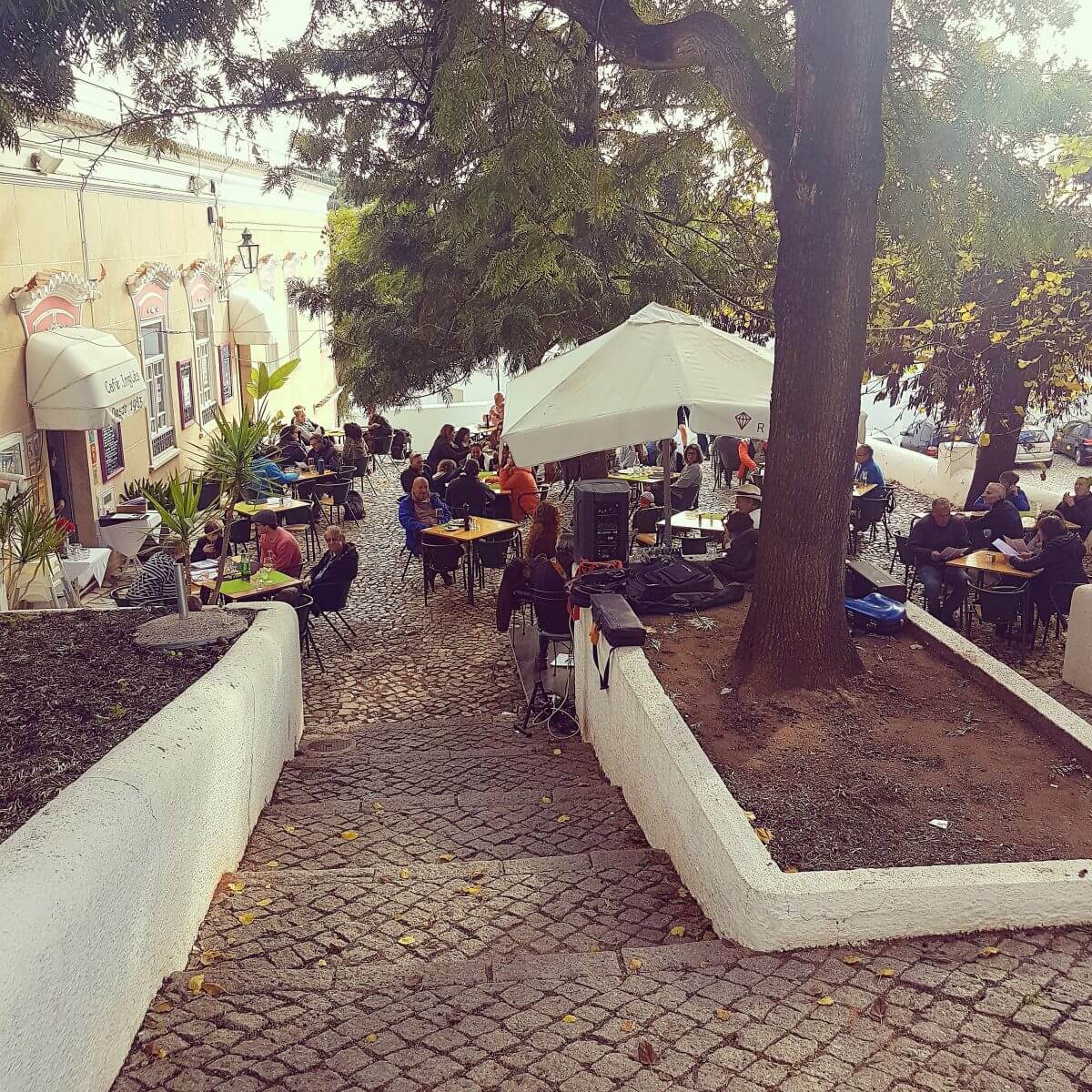 Algarve met kids: het binnenland in naar schilderachtige dorpje Silves met indrukwekkend fort, uitje Portugal met kinderen - Cafe Ingles Silves 