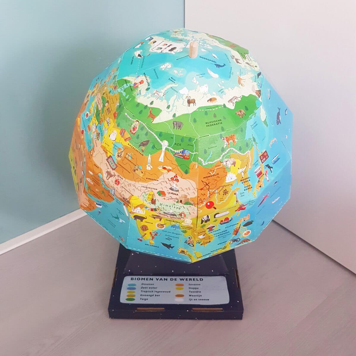 Knutsel je eigen wereldbol en ontdek van alles over de wereld. Ontdek de wereld, maak je eigen wereldbol. DIY Globe. 