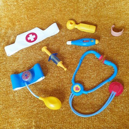 Kleuter verjaardag: cadeau ideeën voor kinderen van 4 jaar of 5 jaar, voor jongens en meisjes. Bij ons thuis konden ze als peuter en kleuter eindeloos doktertje spelen, met het setje van Fisher Price.