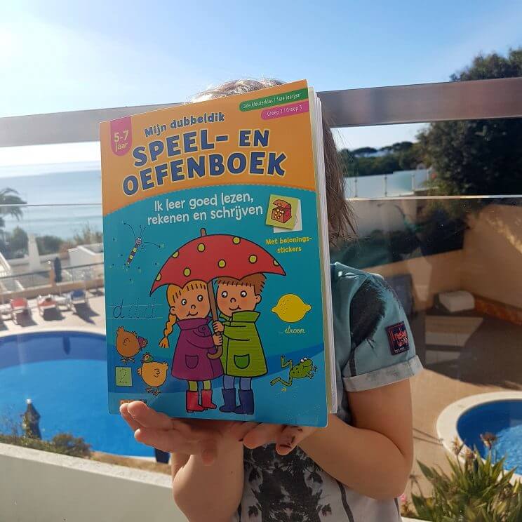 Tip: leuk en leerzaam doeboek voor onderweg, op vakantie en thuis. Hoe zorg je dat de kinderen zichzelf even vermaken? Dit doeboek is leuk en leerzaam, voor onderweg, op vakantie en thuis. Het speel- en oefenboek staat vol oefeningen die passen bij de leeftijd van je kind. Het boek is er voor 3-5 jaar, 5-7 jaar en 7-9 jaar.