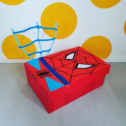 101 ideeën om te knutselen met kinderen, zoals deze spiderman superhelden schoenendoos