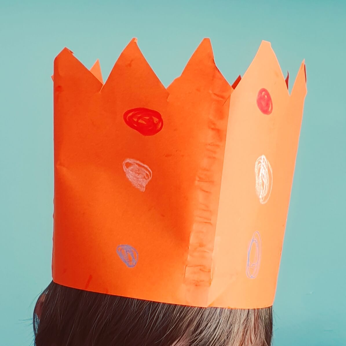 Knutselen voor Koningsdag en Oranje: kroon van papier