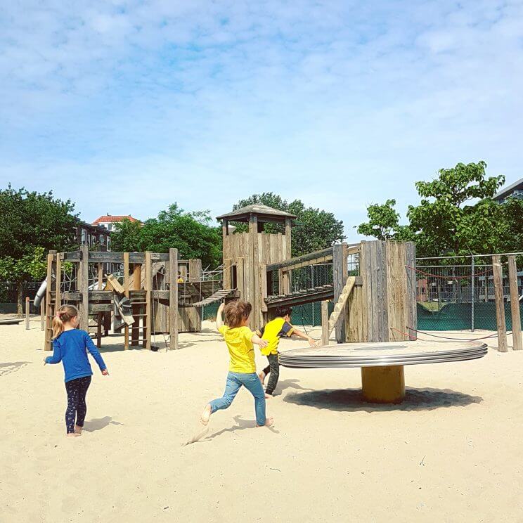 101 buiten uitjes met kinderen in de lente en zomer. Wat is het toch fijn als je lekker naar buiten kunt met de kinderen. En er zijn zo veel leuke uitjes om te ondernemen met je kids als het mooi weer is. Of als het tenminste droog is en niet koud :-) Ik verzamelde de leukste buiten uitjes met kinderen voor de lente en zomer.