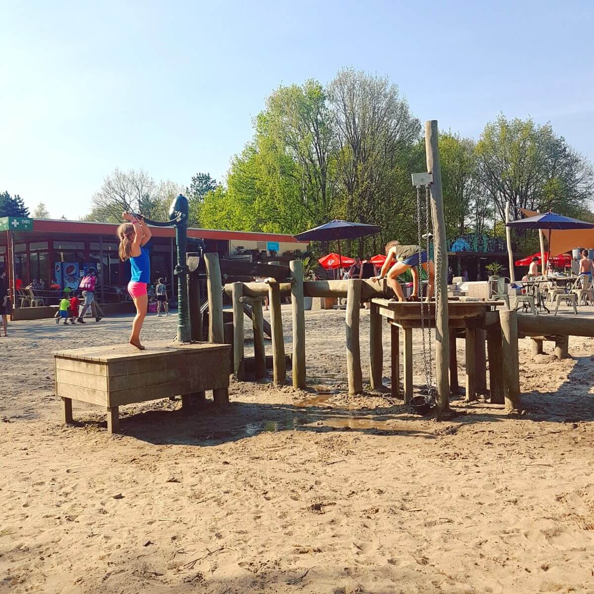 Safaripark Beekse Bergen en het Speelland: leuk met kinderen. Op zoek naar een leuk uitje in Brabant? Wij vonden Safaripark Beekse Bergen erg leuk. En het vlakbij gelegen Speelland Beekse Bergen is ook tof op een mooie dag. Daarom vind je hier een review 