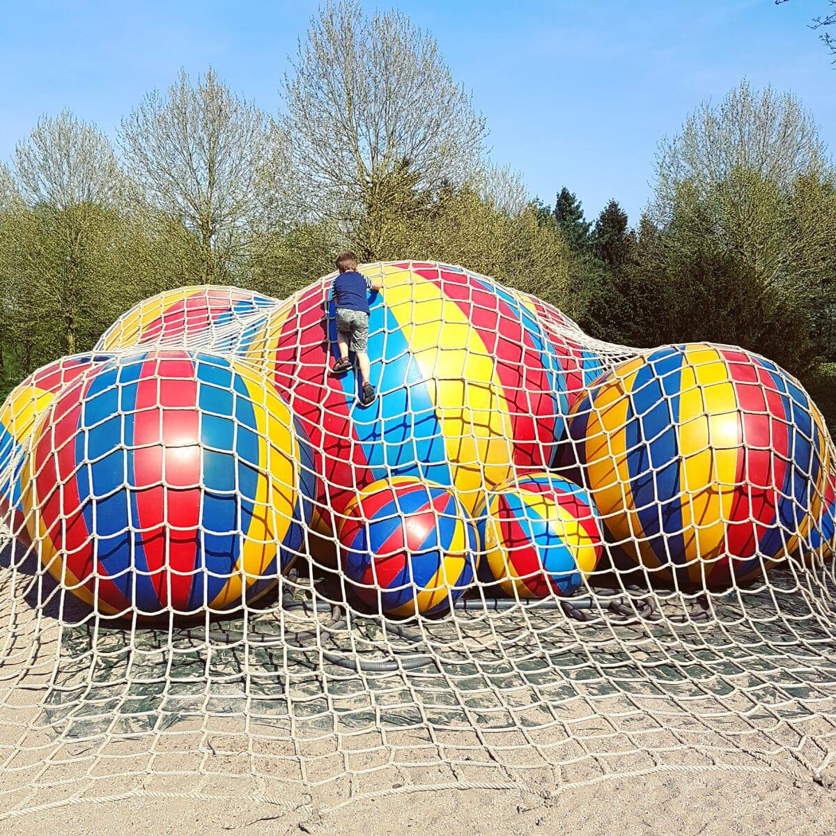 Safaripark Beekse Bergen en het Speelland: leuk met kinderen. Op zoek naar een leuk uitje in Brabant? Wij vonden Safaripark Beekse Bergen erg leuk. En het vlakbij gelegen Speelland Beekse Bergen is ook tof op een mooie dag. Daarom vind je hier een review 