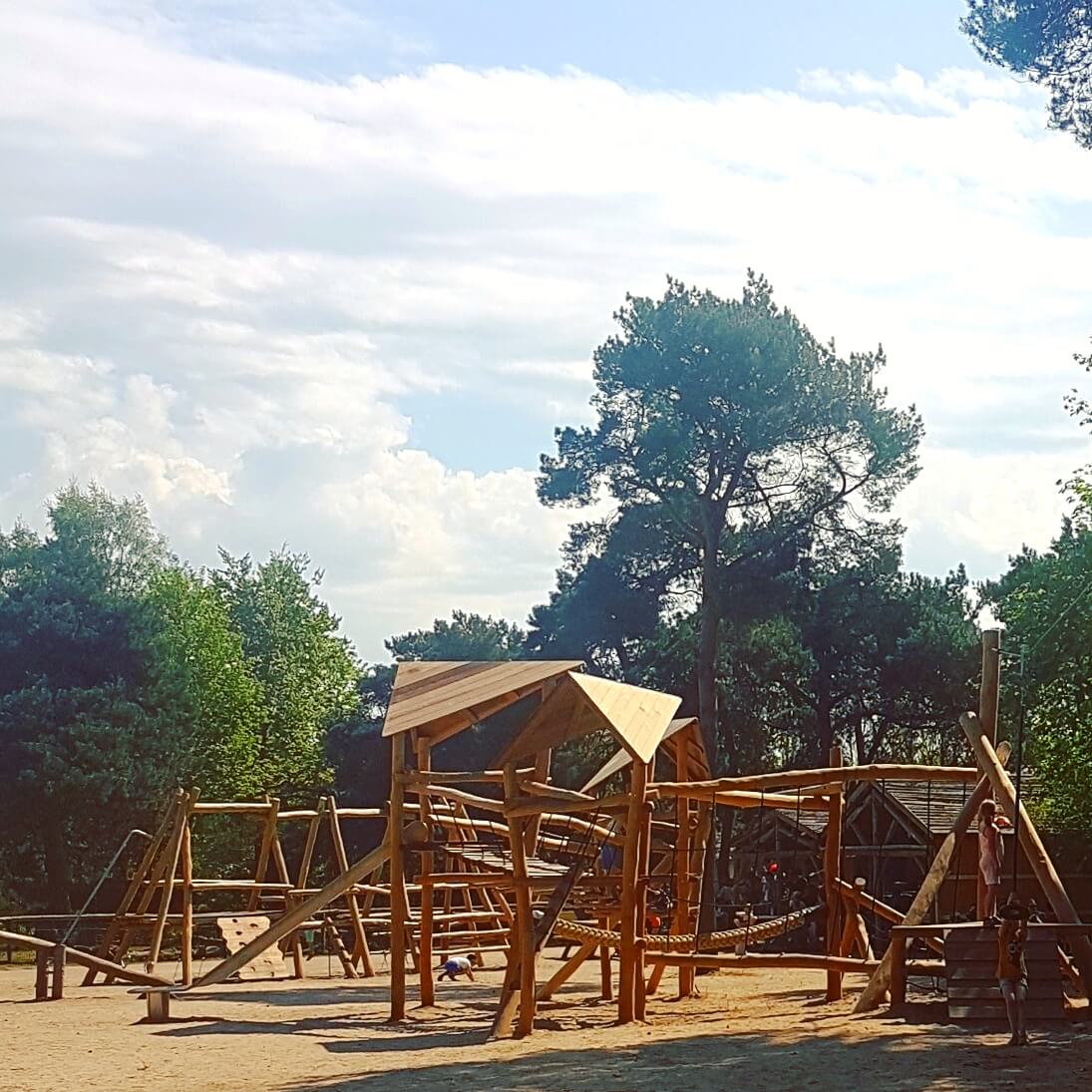 Safaripark Beekse Bergen en het Speelland: leuk met kinderen. Op zoek naar een leuk uitje in Brabant? Wij vonden Safaripark Beekse Bergen erg leuk. En het vlakbij gelegen Speelland Beekse Bergen is ook tof op een mooie dag. Daarom vind je hier een review 