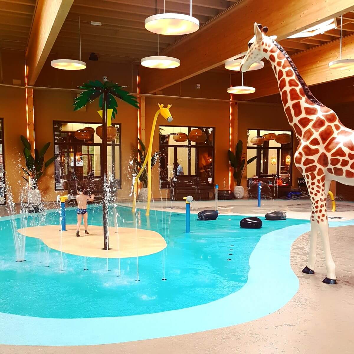 Slapen in Safari Resort Beekse Bergen en ontbijten met uitzicht op de leeuwen en giraffen