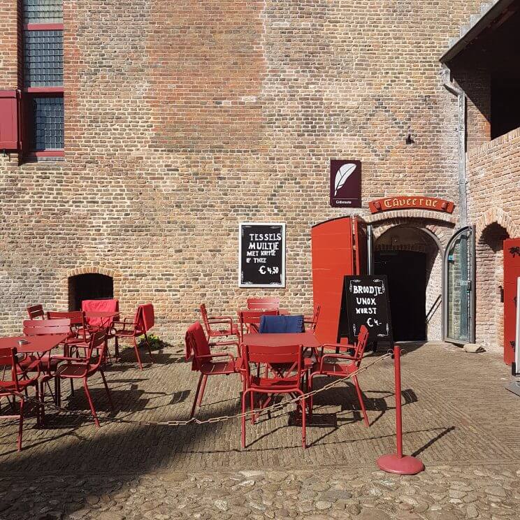 Kleurrijke duurzame aluminium tuinmeubels: Fermob tuinstoelen & tuintafel. Deze foto nam ik in het Muiderslot