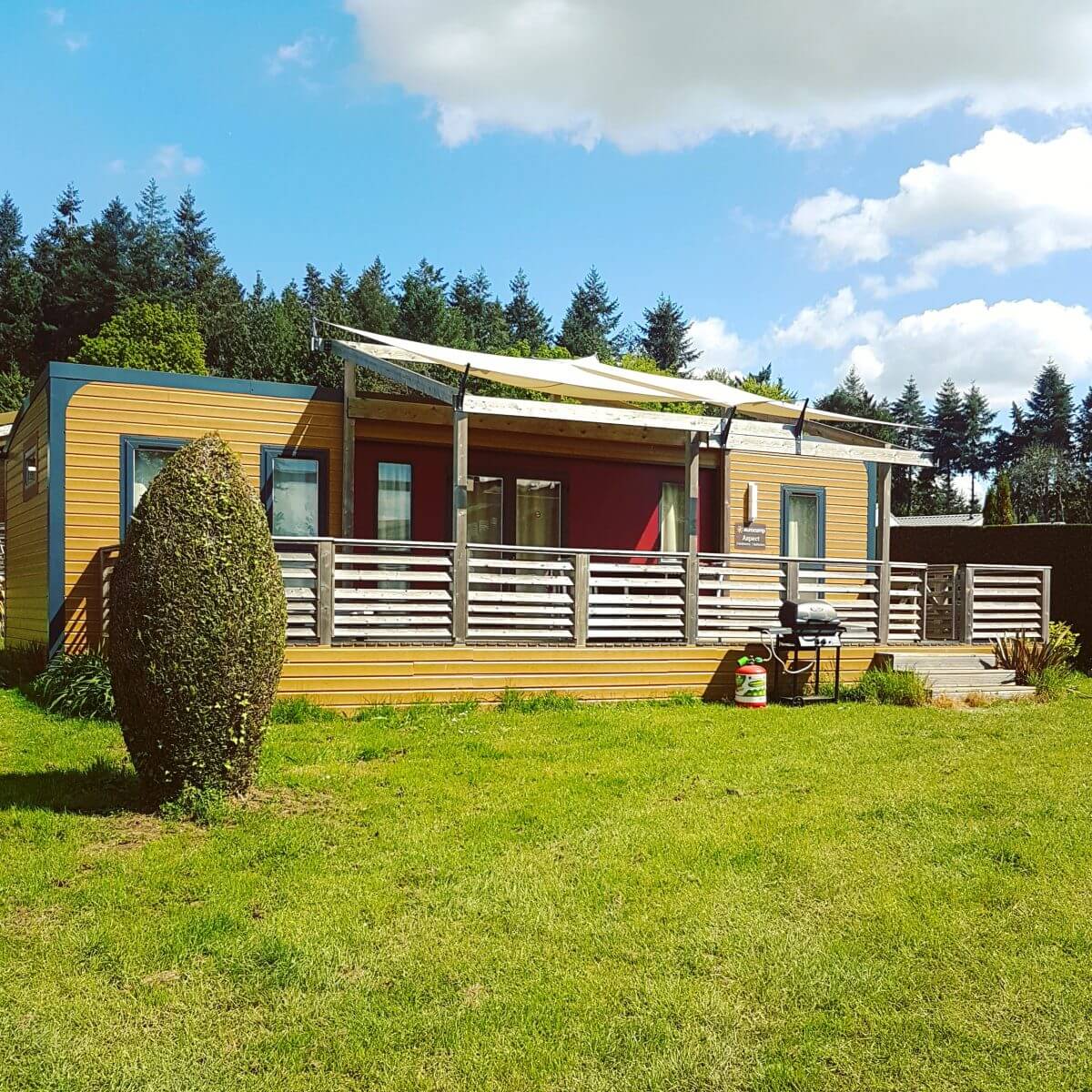 Domaine des Ormes: luxe stacaravan op camping op landgoed in Bretagne. Wij verbleven in de Aspect stacaravan van Eurocamp. Dit kun je nauwelijks meer een stacaravan noemen, het is meer een huisje, zo groot en luxe.