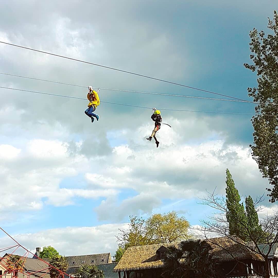 Domaine des Ormes: luxe stacaravan op landgoed camping in Bretagne, in Dol de Bretagne. Met de tokkelbaan / zipline naar beneden roetsjen.