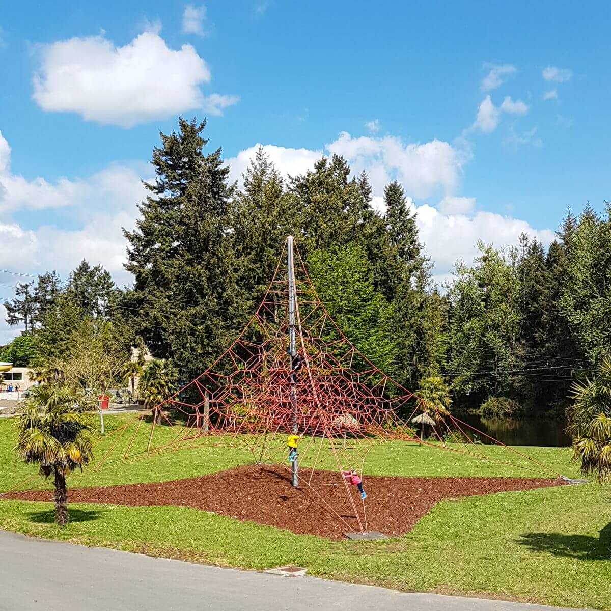 Domaine des Ormes: luxe stacaravan op landgoed camping in Bretagne, in Dol de Bretagne. Er zijn verschillende speeltuinen op de camping.