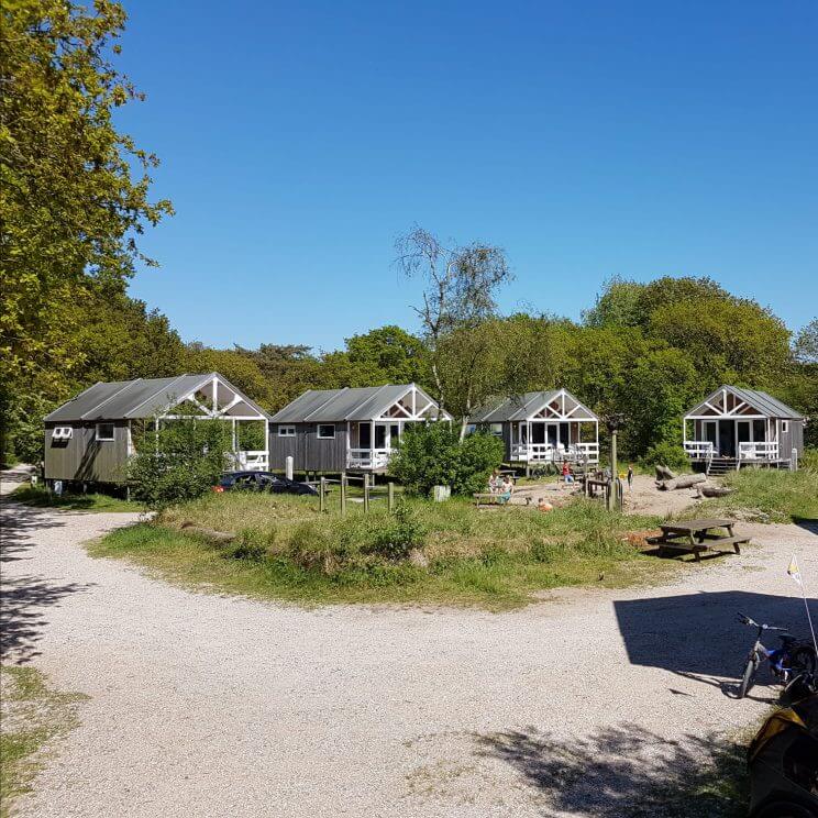 Review Camping Geversduin: met kinderen in de natuur vlakbij zee. Dit is het Strandhuis, met in het midden een speeltuin.