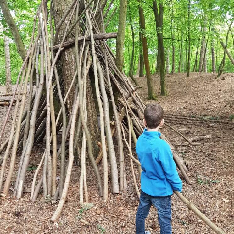 Naast bezoekerscentrum De Hoep in Castricum ligt een leuk restaurant genaamd Johanna’s Hof, met boerderijdieren en een speeltuin. Ideaal om daar even te lunchen tijdens de hele dag in de duinen. Een paar meter verderop ligt een speelbos: dikke takken waar je hutten mee kan bouwen.