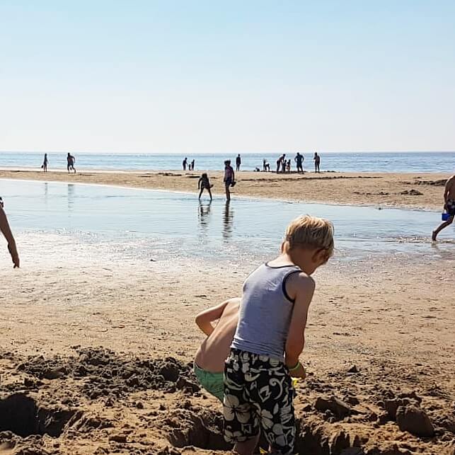 Op het strand bij Heemskerk kunnen geen auto’s komen en wordt daarom het stilste strand van Nederland genoemd. Het strand is heerlijk breed en daardoor heb je op een zonnige dag voldoende ruimte om je heen. 