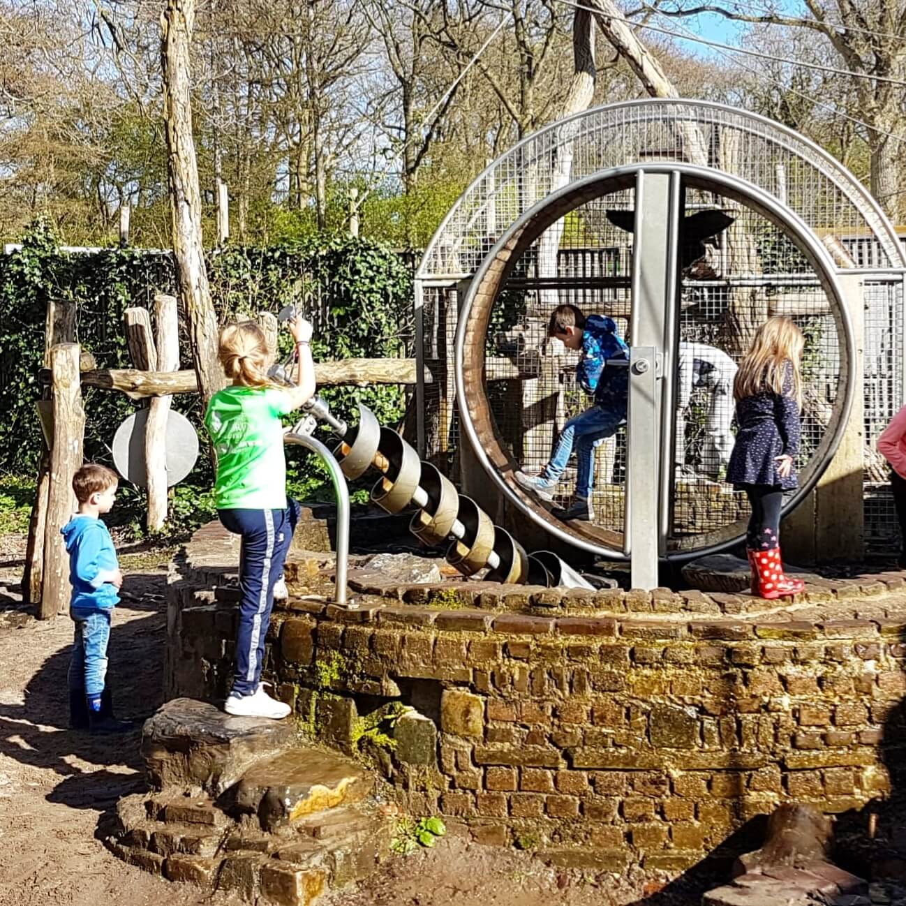 Review Camping Geversduin: met kinderen in de natuur vlakbij zee. De kinderen spelen in de grote houten speeltuin. Zelf zit je ondertussen lekker op het terras. Op dit terras kun je ook wat eten of drinken als je niet op de camping slaapt.