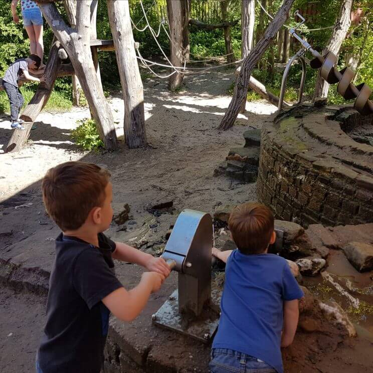 Review Camping Geversduin: met kinderen in de natuur vlakbij zee. De kinderen spelen in de grote houten speeltuin. Zelf zit je ondertussen lekker op het terras. Op dit terras kun je ook wat eten of drinken als je niet op de camping slaapt.