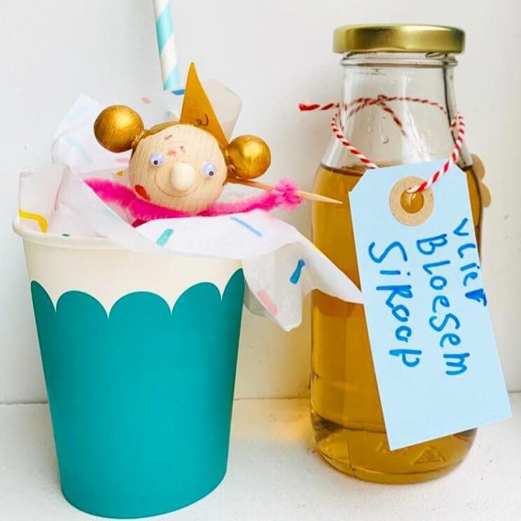 De leukste cadeau ideeën voor de juf of meester: knutselen en shoppen. Zoals poppetjes voor de juffen en meesters knutselen met wat lekkers.