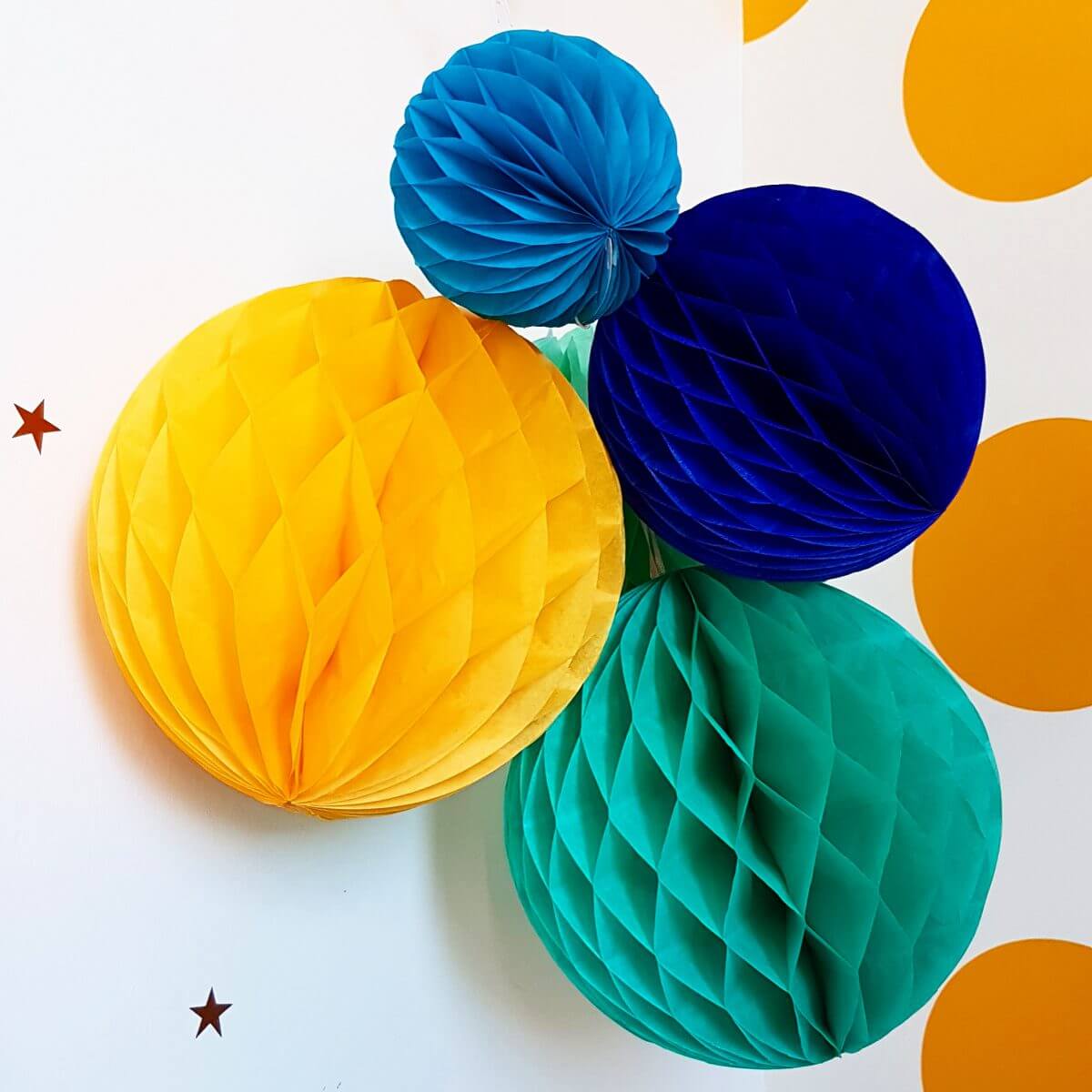Milieuvriendelijk alternatief voor ballonnen: gekleurde papieren honeycomb bollen