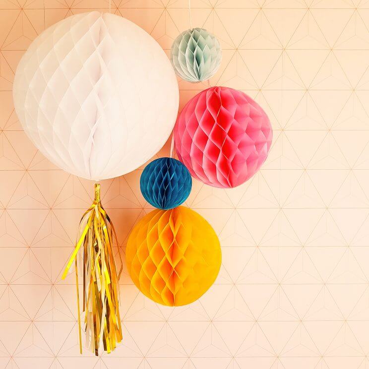 Milieuvriendelijk alternatief voor ballonnen: gekleurde papieren honeycomb bollen