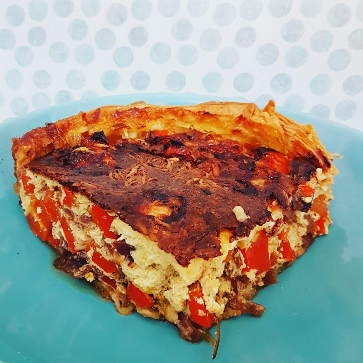 Recept: gezonde groenten-quiche voor kids, eieren, melk, paprika, rode ui, geitenkaas, thijm, rozemarijn, bladerdeeg