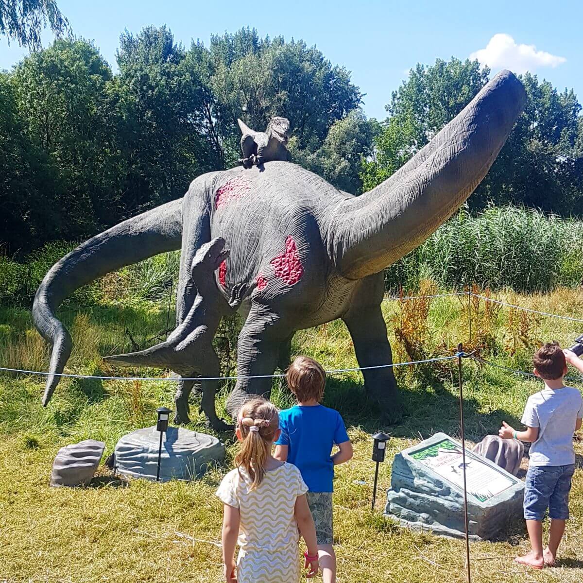 Uitje met kids: dino's kijken bij Jurassic Kingdom en daarna naar de speeltuin