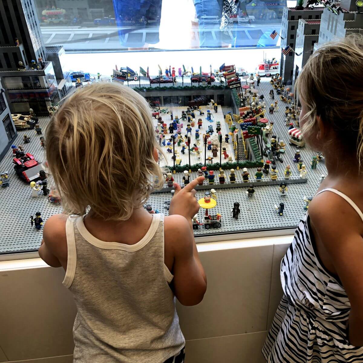 New York City met kids – een stad die tot de verbeelding spreekt! - kinderen in de Big Apple - Lego Store