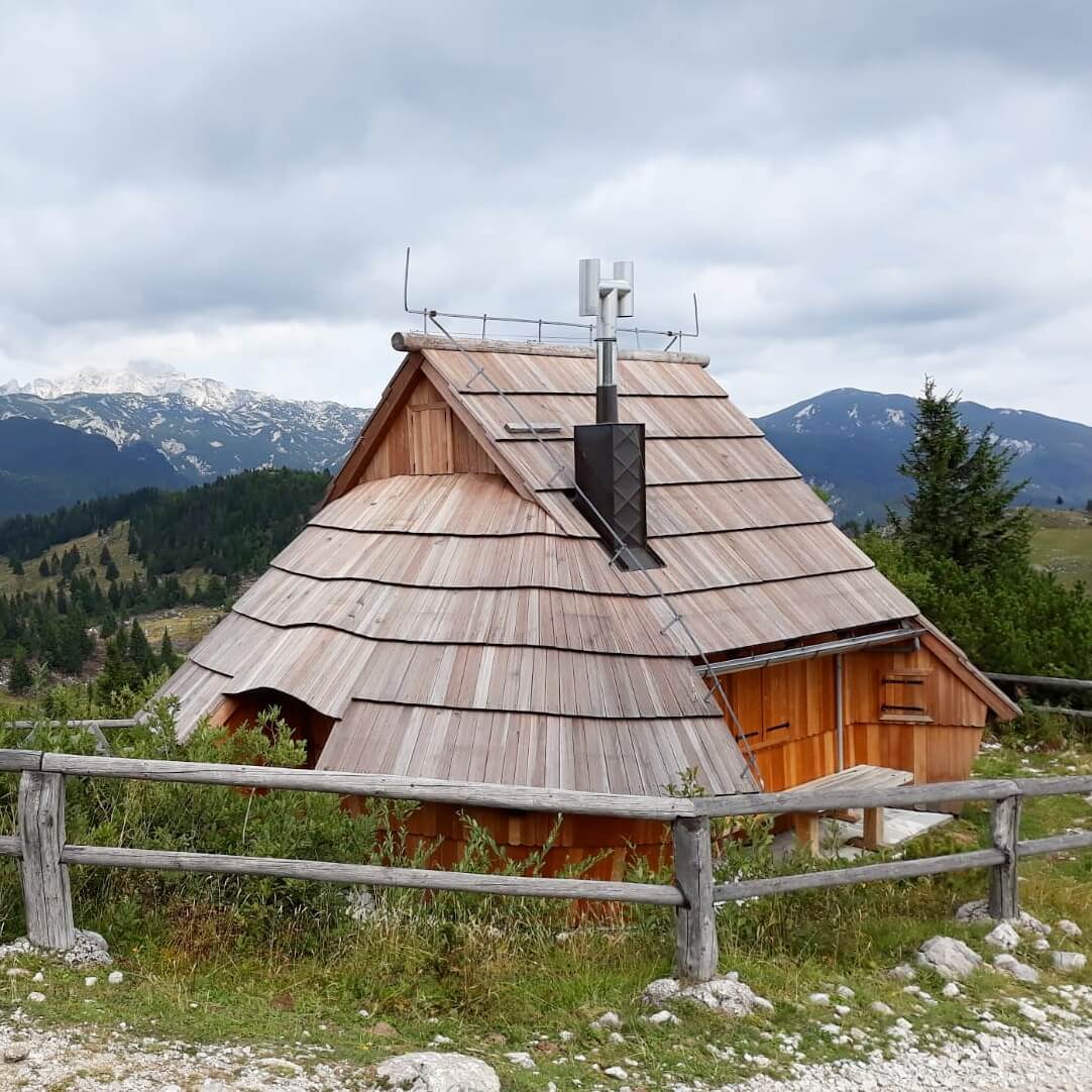 Vakantie in Slovenië met kids, Outdoor Paradijs! Klimmen met kinderen, Velika Planina herdershut