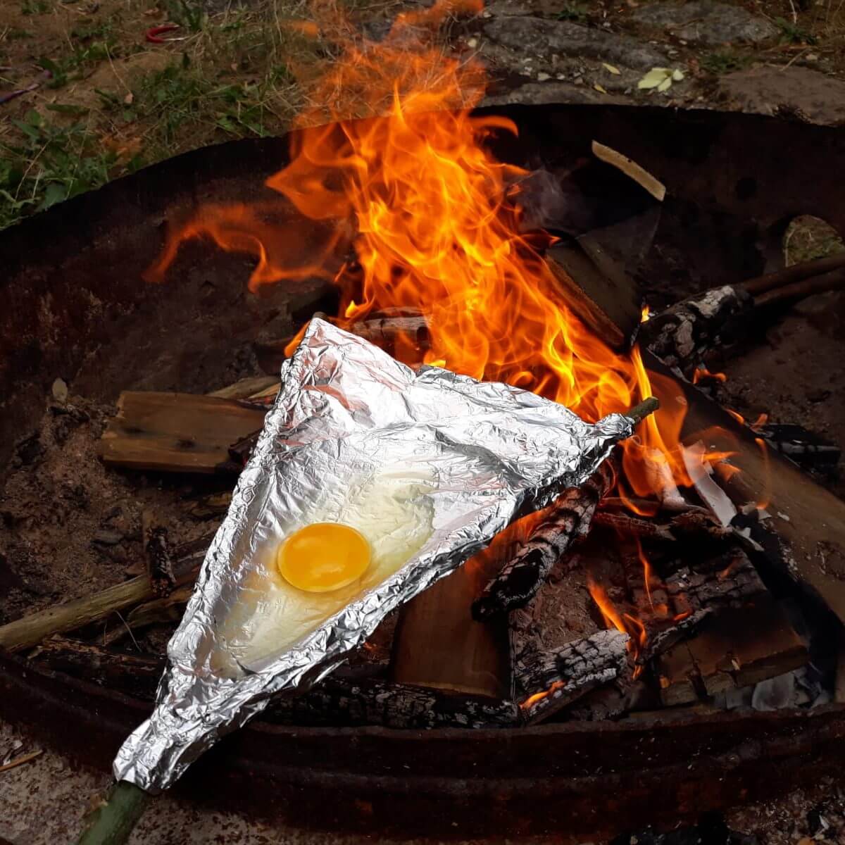 Outdoor Handboek: dit is niet zomaar een boek, dit is het begin van een avontuur, ei bakken met tak en aluminium folie