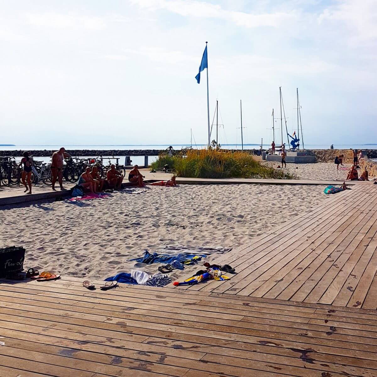 Vakantie met kids: sprookjesachtig Funen in Denemarken - de oude stad Bogense met strand en haven - zwempier