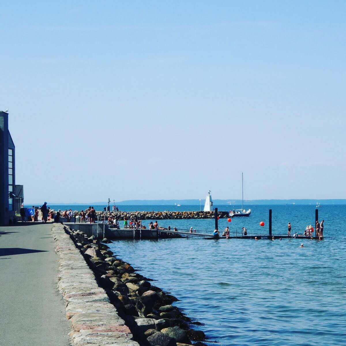 Vakantie met kids: sprookjesachtig Funen in Denemarken - de oude stad Bogense met strand en haven - zwempier