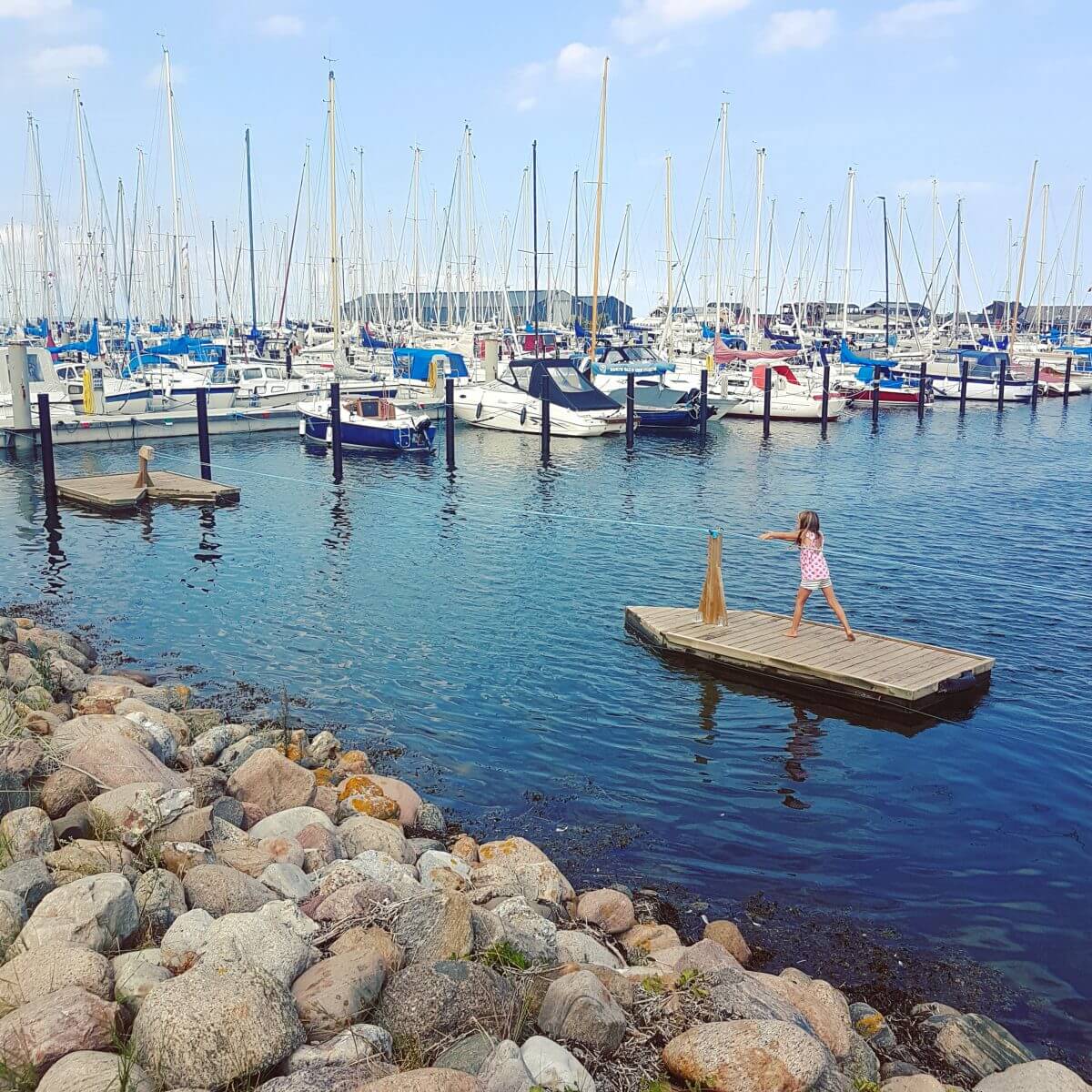 Vakantie met kids: sprookjesachtig Funen in Denemarken - de oude stad Bogense met strand en haven