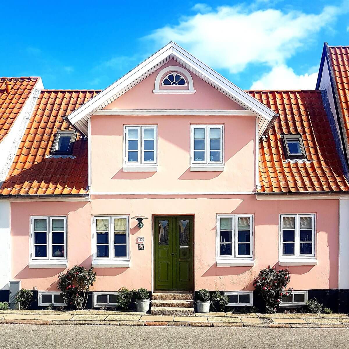 Vakantie met kids: sprookjesachtig Funen in Denemarken - de oude stad Bogense met strand en haven, gekleurde huizen, roze huis - pink house Denmark Bogense