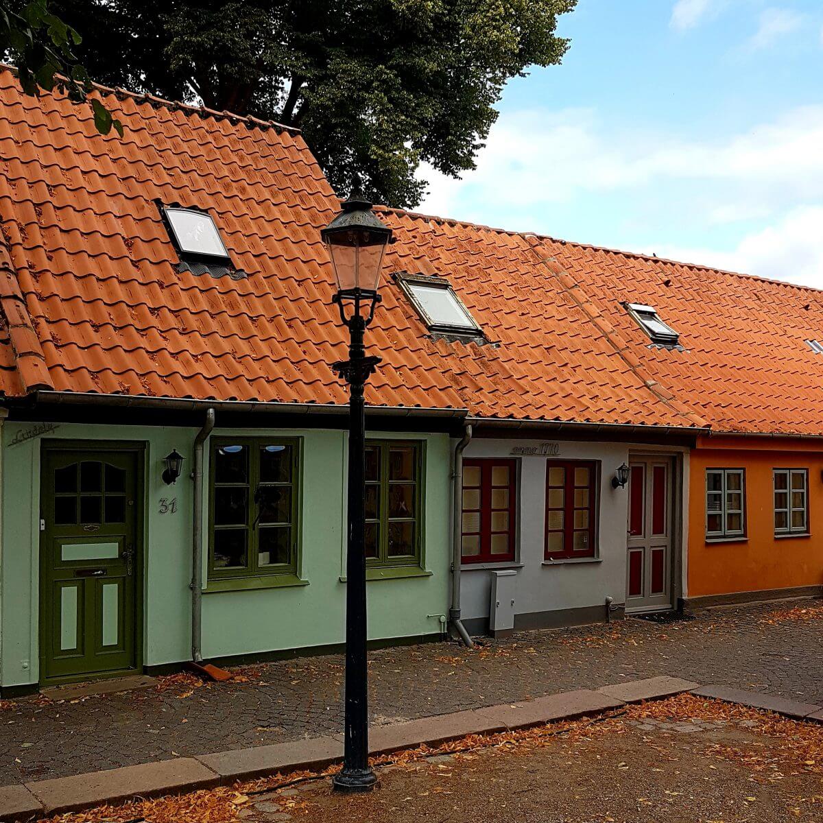 Vakantie met kids: sprookjesachtig Funen in Denemarken - de oude stad Bogense met strand en haven / Sankt Annagade