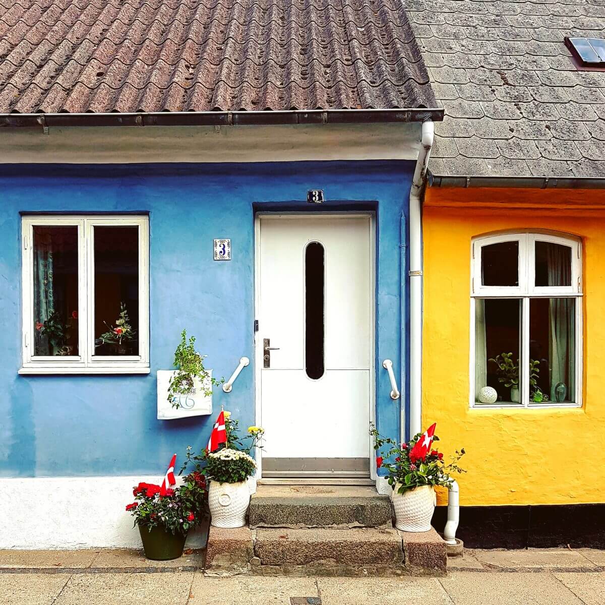 Vakantie met kids: sprookjesachtig Funen in Denemarken - de oude stad Bogense met strand en haven - gekleurde huizen - coloured houses Denmark Bogense