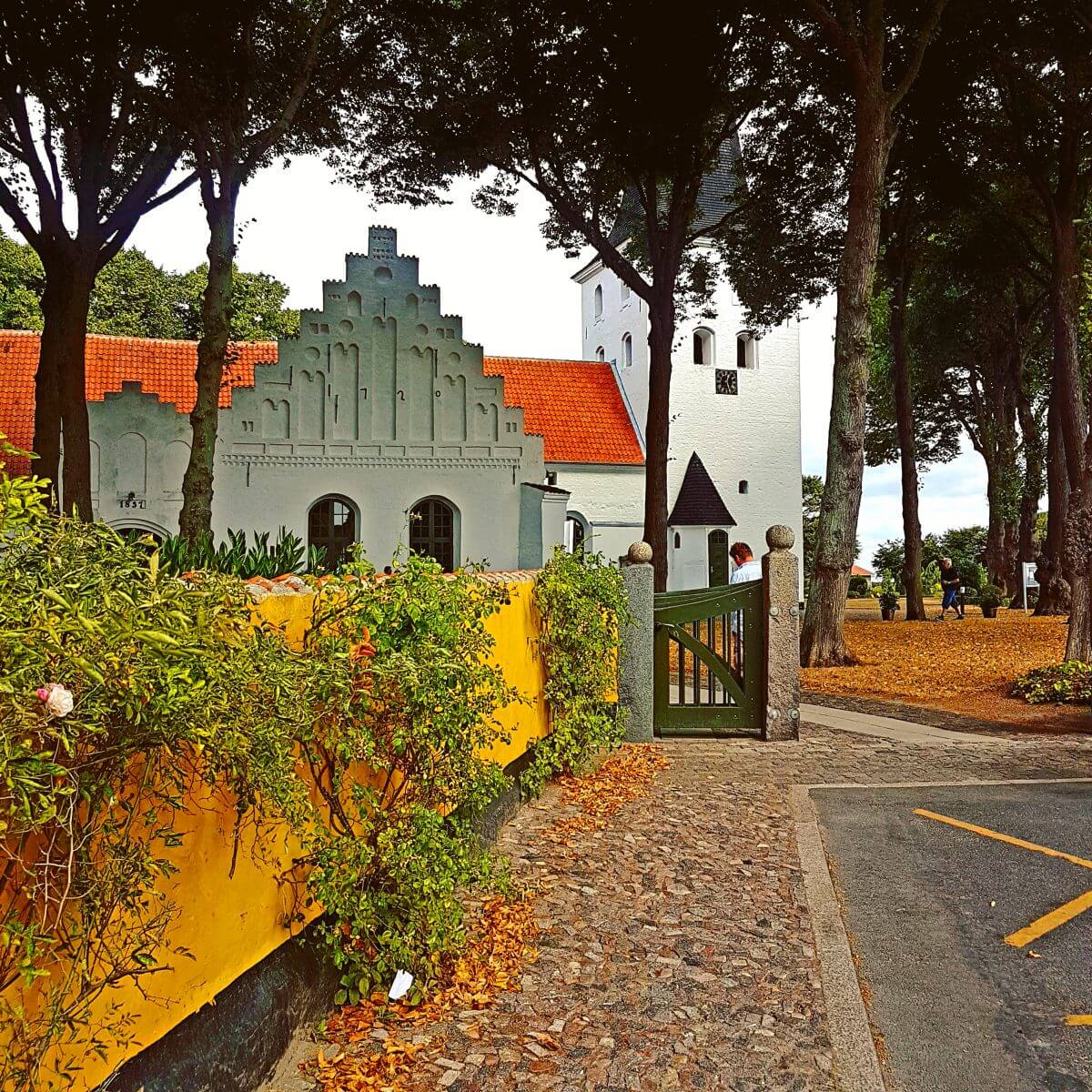 Vakantie met kids: sprookjesachtig Funen in Denemarken - de oude stad Bogense met strand en haven - kerk Bogense kirke