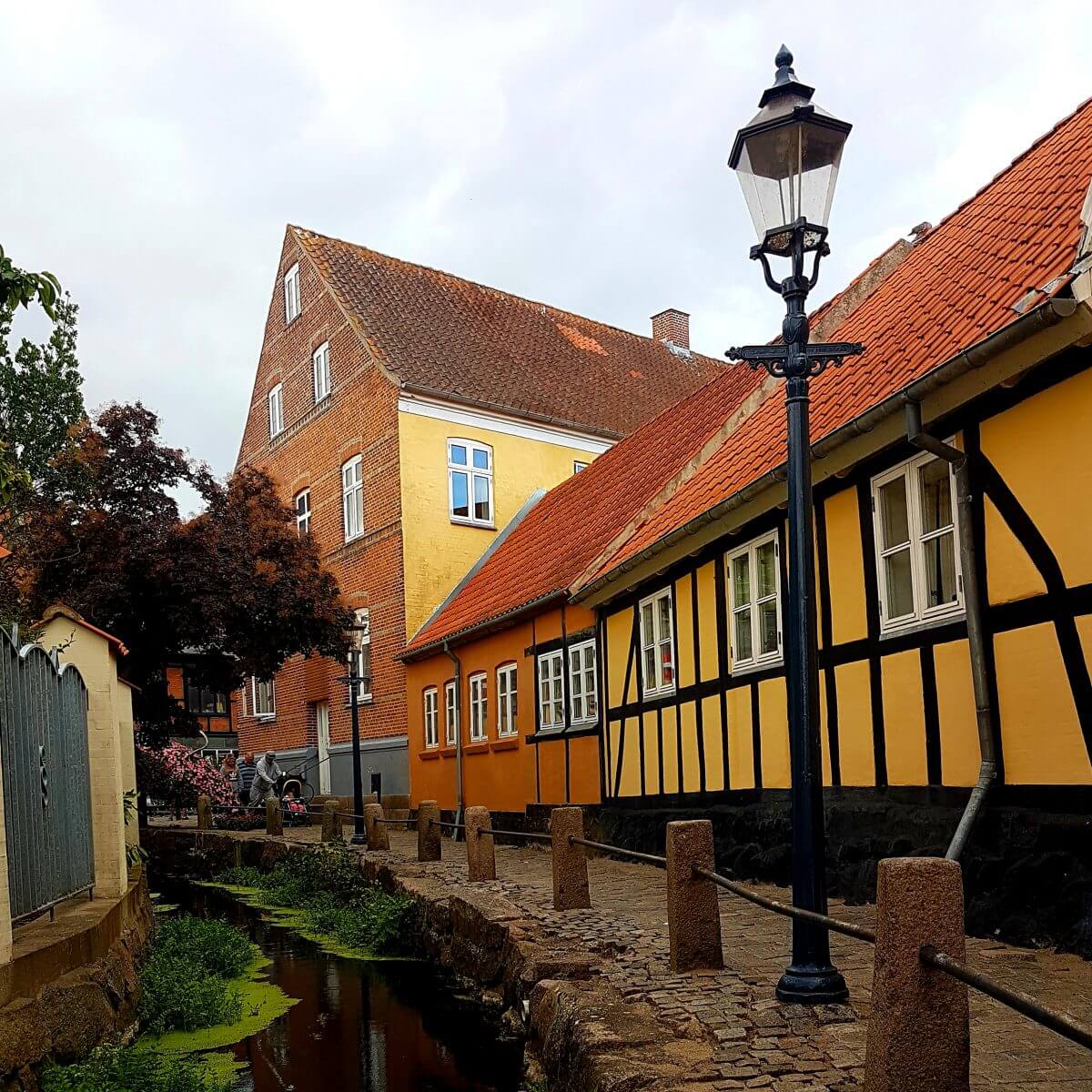 Vakantie met kids: sprookjesachtig Funen in Denemarken - de oude stad Bogense met strand en haven, oude stadsbeek naast Cafe Solo