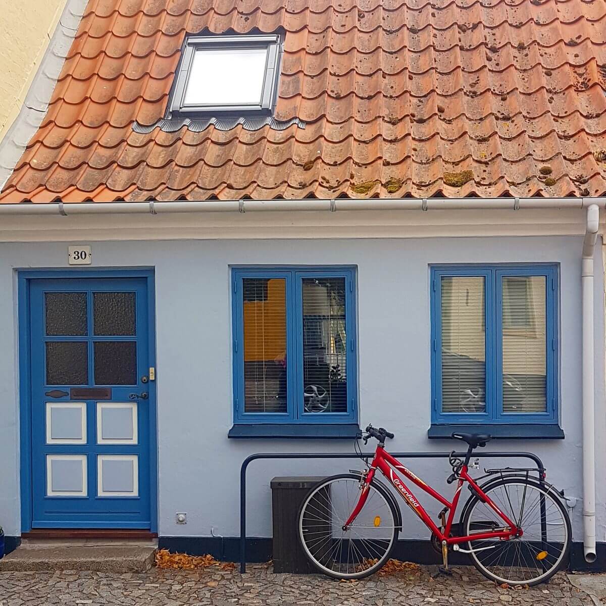 Vakantie met kids: sprookjesachtig Funen in Denemarken - de oude stad Bogense met strand en haven - gekleurde huizen - coloured houses Denmark Bogense