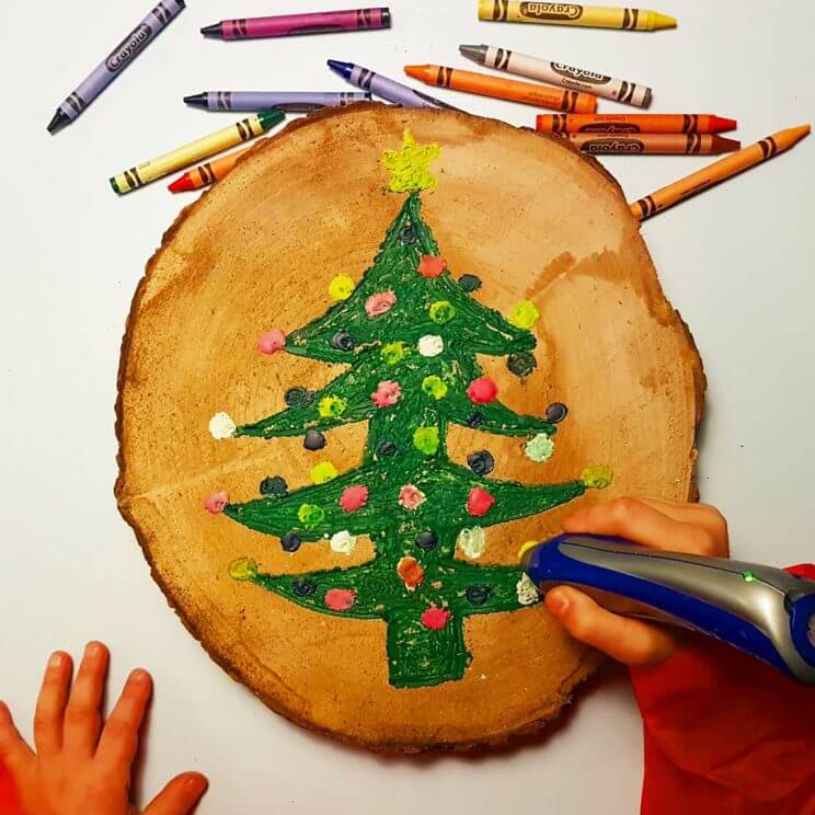 Kerstboom schilderen op een houten schijf met de Crayola crayon pen