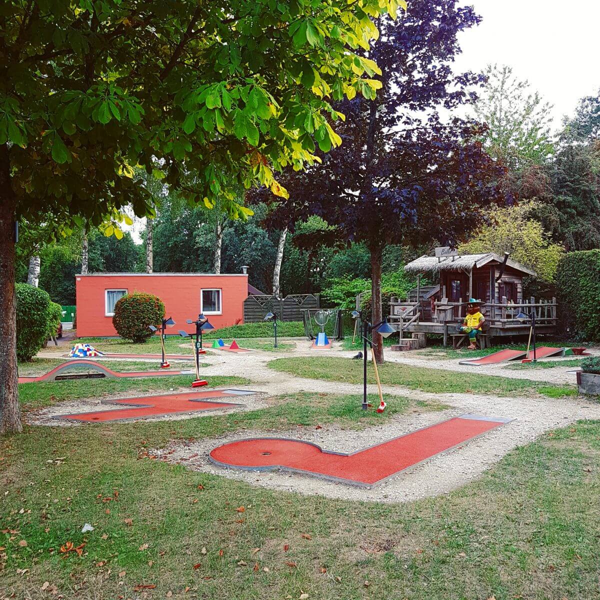 Landal Mont Royal: spelen, zwemmen en wijnproeven met een panoramisch uitzicht - midget golf