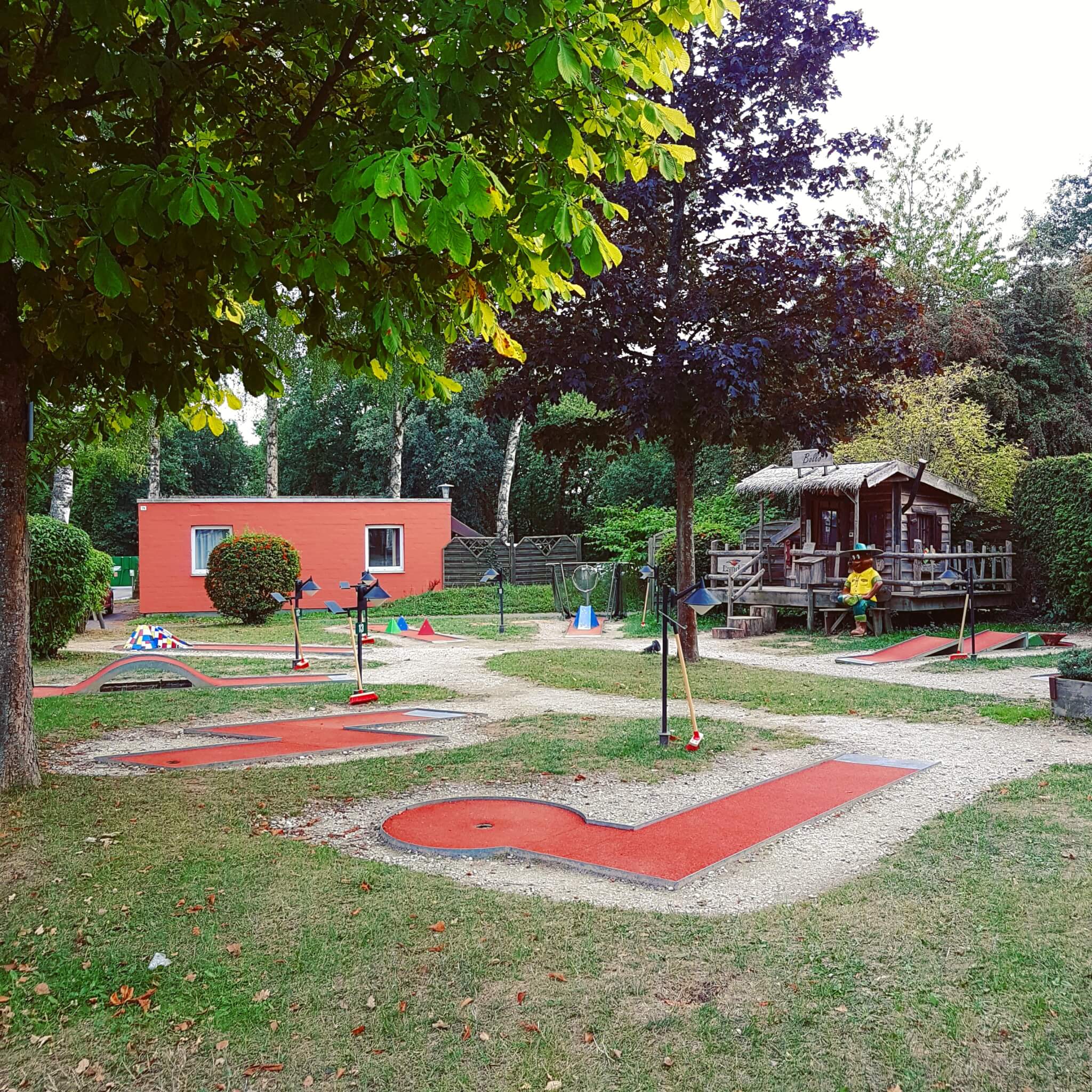 Landal Mont Royal: spelen, zwemmen en wijnproeven met een panoramisch uitzicht - midget golf