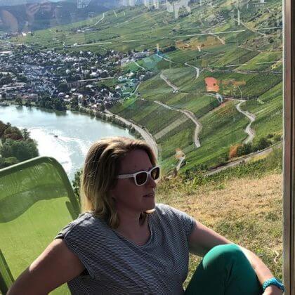 Landal Mont Royal: spelen, zwemmen en wijnproeven met een panoramisch uitzicht - panorama terras restaurant Woods
