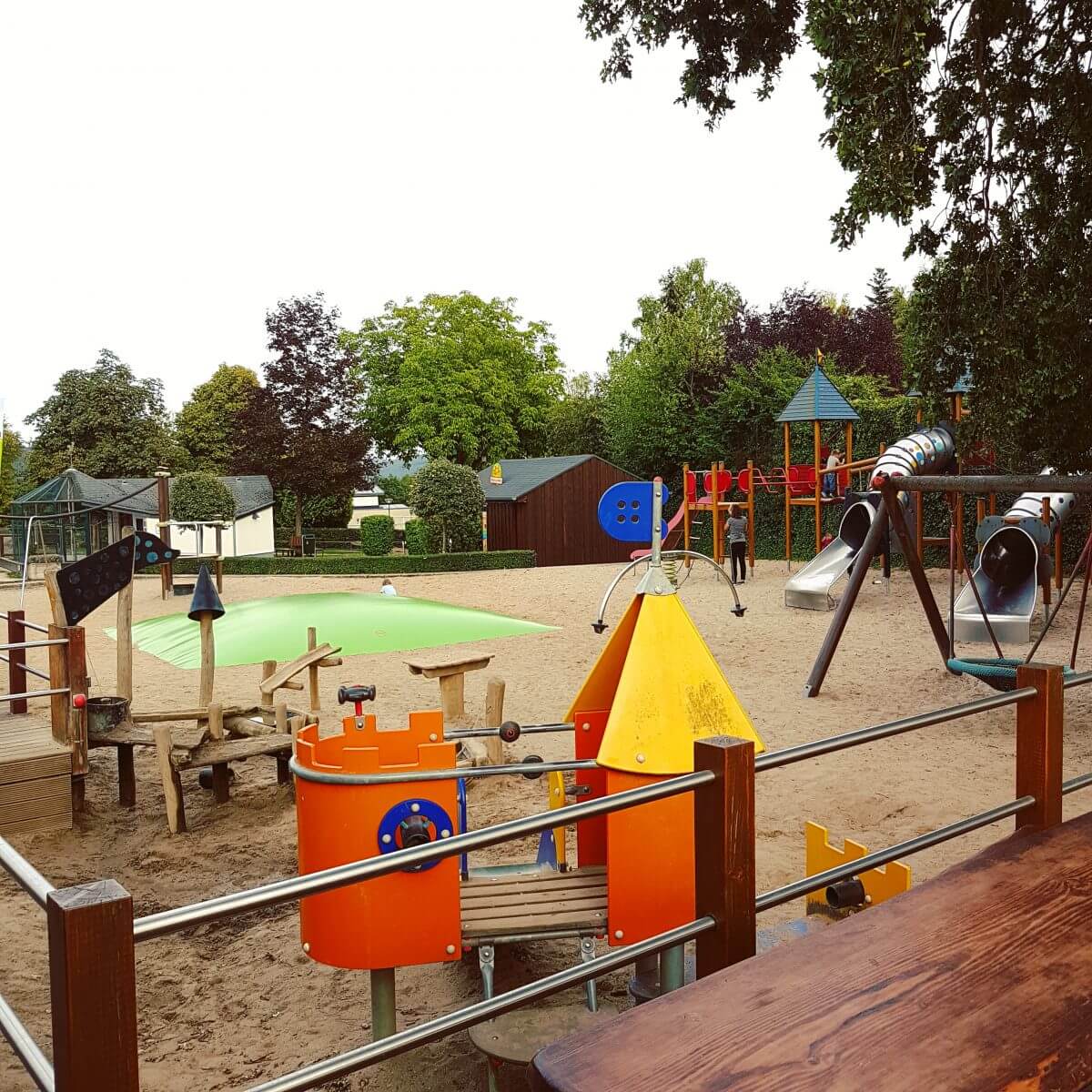 Landal Mont Royal: spelen, zwemmen en wijnproeven met een panoramisch uitzicht - speeltuin bij panorama terras