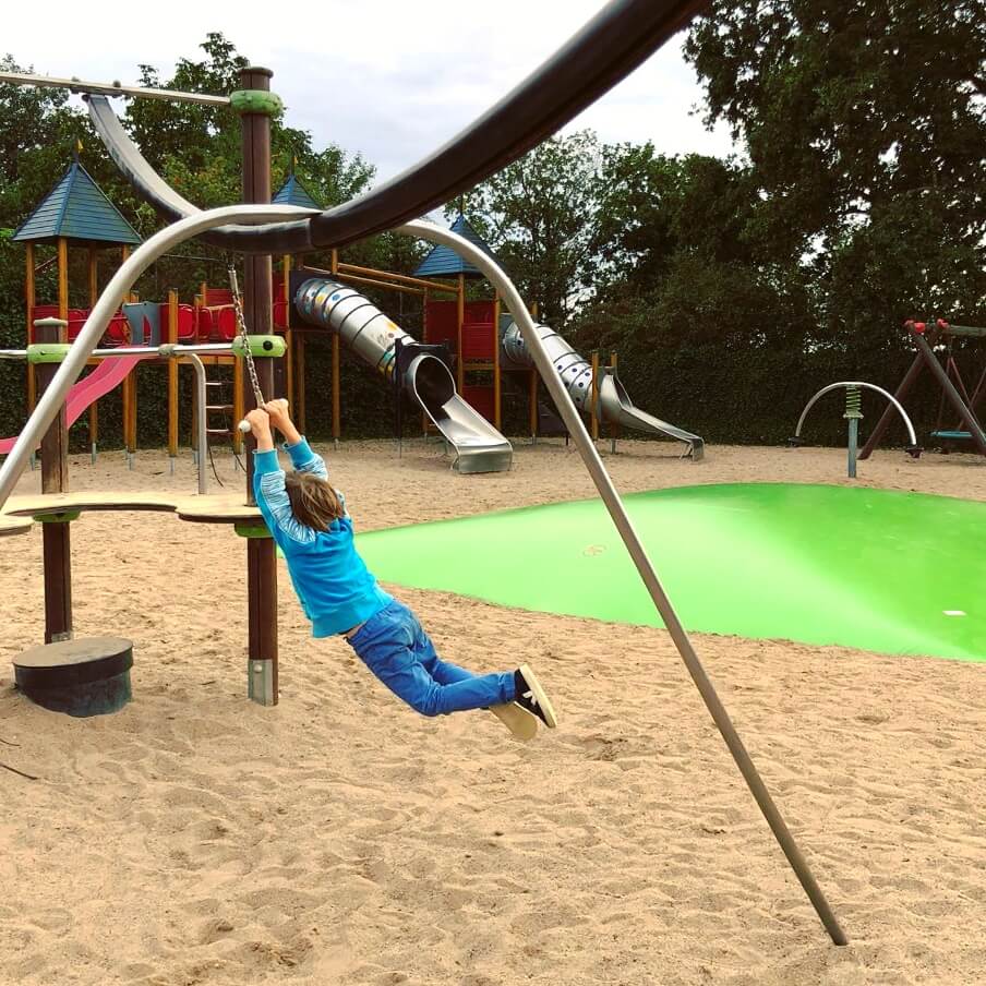 Landal Mont Royal: spelen, zwemmen en wijnproeven met een panoramisch uitzicht - speeltuin bij panorama terras 