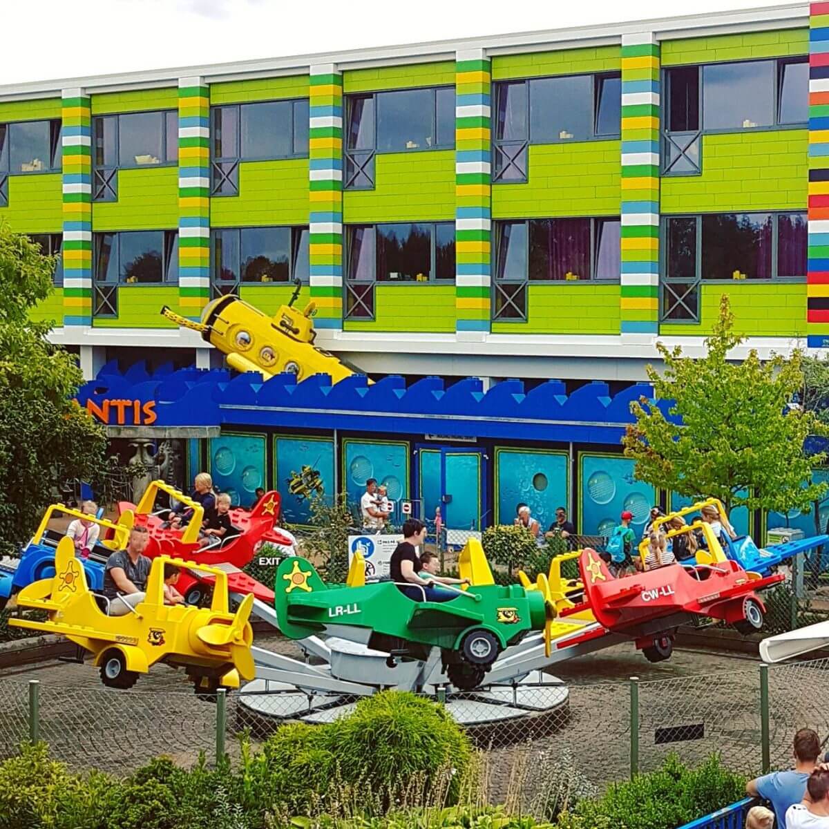 Je kunt ook blijven slapen in Legoland. Hotel LEGOLAND ligt in het attractiepark boven Atlantis en naast Miniland en de kamers zijn de stijl van Lego, met piraten, prinsessen, ridders, superhelden of Lego Friends.