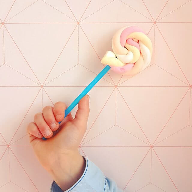 Traktatie ideeën voor kinderen: verjaardag vieren op crèche of school. Zoals deze zelfgemaakte spekjes lolly.