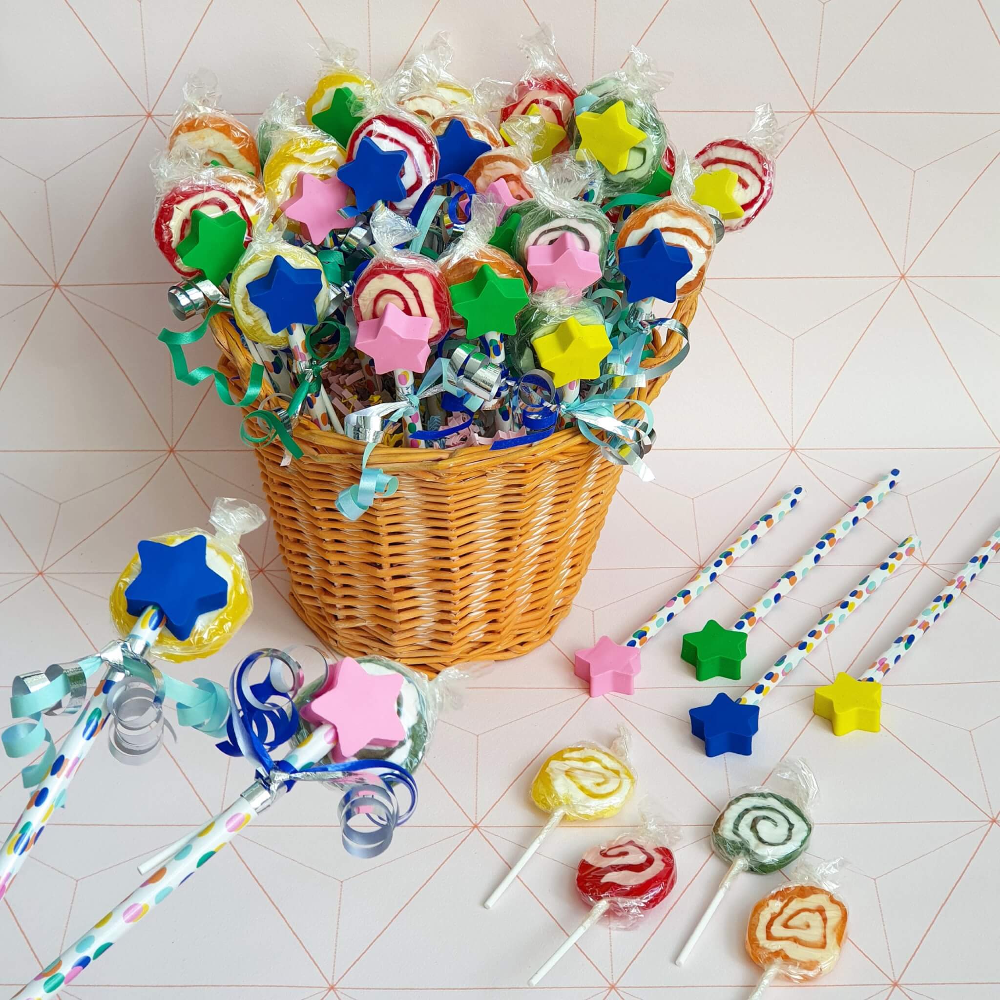 Traktatie ideeën voor kinderen: verjaardag vieren op crèche of school. Een potlood met een gummetje er op is leuk als uitdeelcadeau. Met een lolly, doosje rozijntjes of dummies wordt het helemaal vrolijk.
