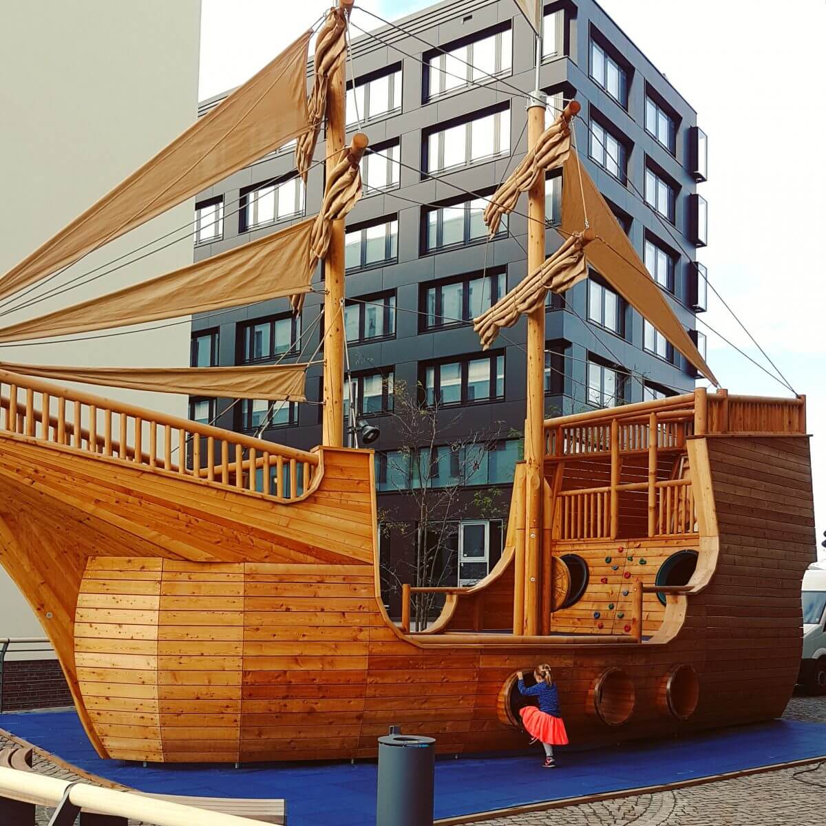 Jufa hotel Hamburg Hafencity, kindvriendelijk hotel met speelschip buitenspeeltuin